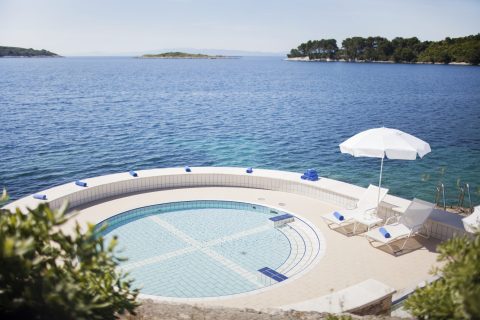 alh_odisej_outsidepool_01